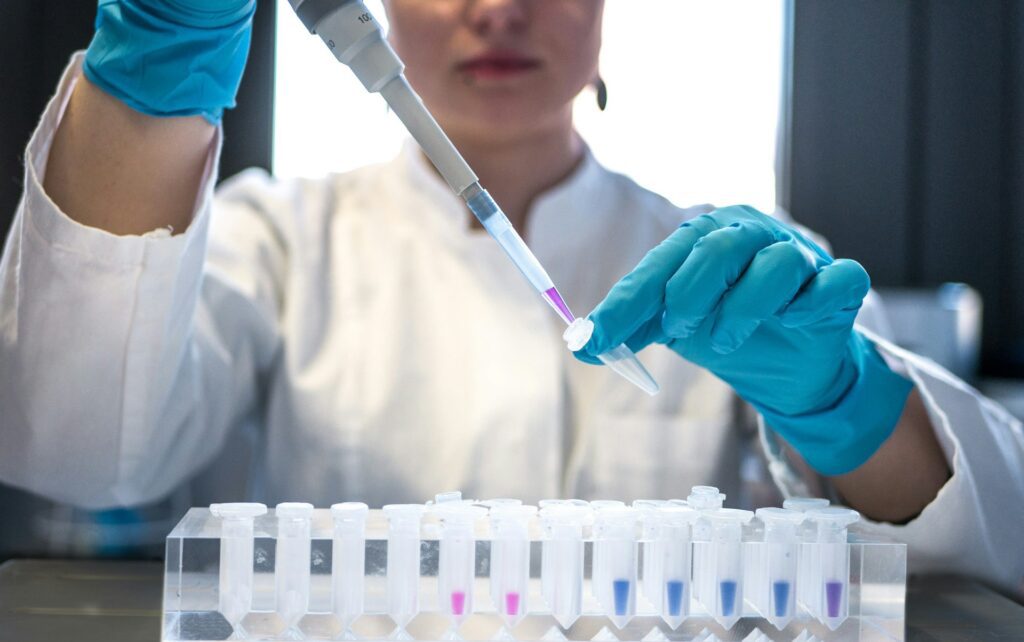 Analyse microbiologique en boîte de Pétri au laboratoire LABSCO