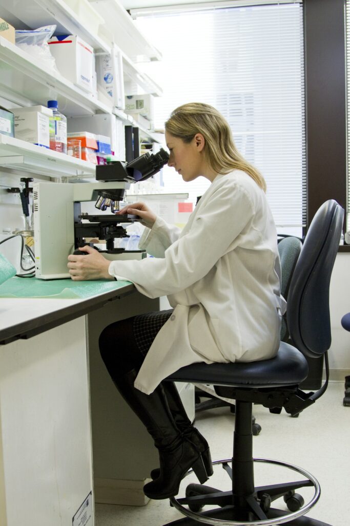 Technicien de laboratoire LABSCO effectuant une analyse avec pipette